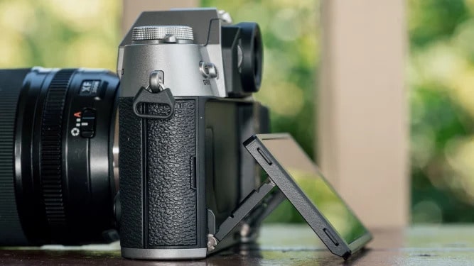 Fujifilm X-T50 được trang bị màn hình LCD 3 inch, độ phân giải 1,84 triệu điểm ảnh, cho hình ảnh sắc nét và hiển thị rõ ngay cả dưới ánh sáng mạnh