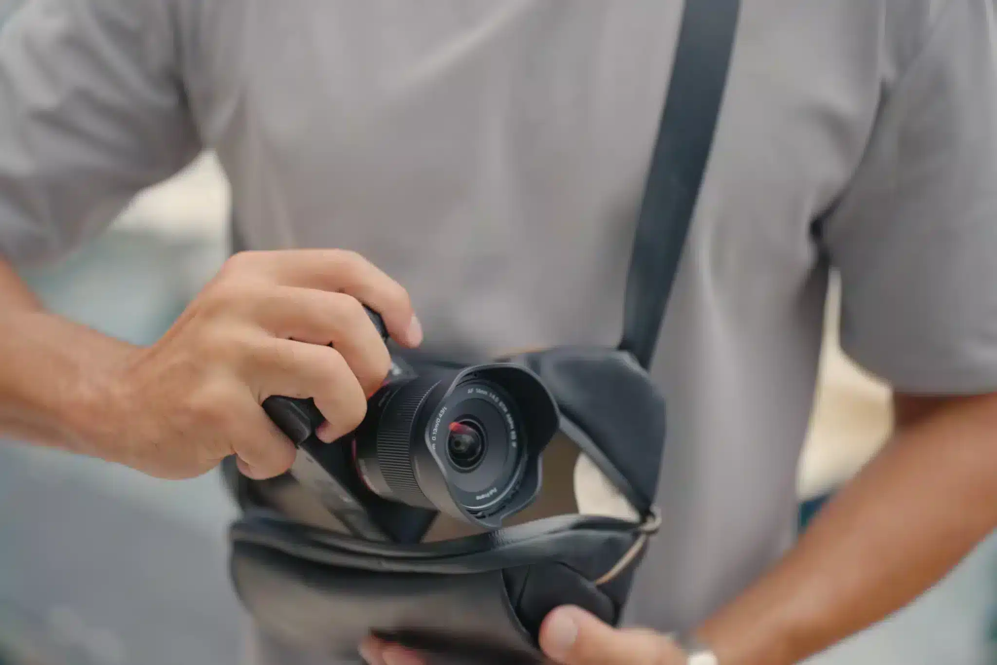 Viltrox AF 14mm f/4.0 Air Z chỉ nặng khoảng 185g – nhẹ tương đương một chiếc smartphone