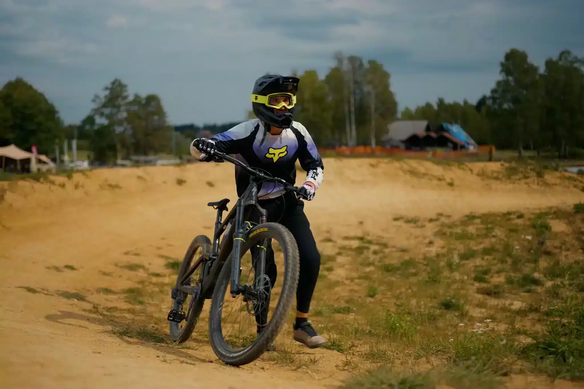 Ống kính được thiết kế để hạn chế tối đa hiện tượng focus breathing, giúp khung hình gần như không thay đổi khi chuyển điểm lấy nét