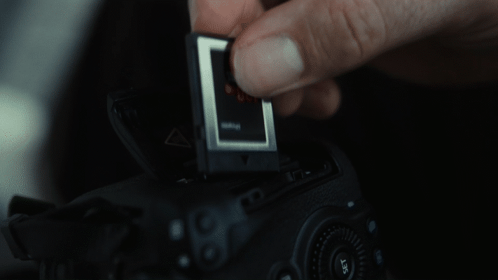 R6 III chuyển đổi từ cấu hình thẻ kép SD của người tiền nhiệm sang cấu hình lưu trữ kép linh hoạt và mạnh mẽ hơn: 1 khe CFexpress Type B và 1 khe SD hỗ trợ UHS-II V90