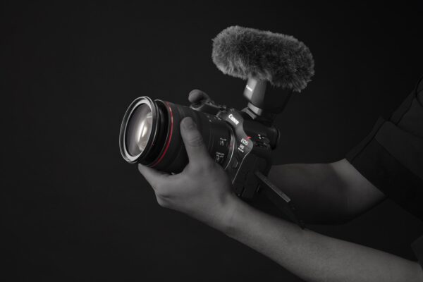 Canon EOS R6 Mark III là chiếc máy ảnh mirrorless full-frame đa năng, hiệu suất cao, được thiết kế để phục vụ những nhà sáng tạo làm việc chuyên sâu trong cả lĩnh vực ảnh tĩnh và video