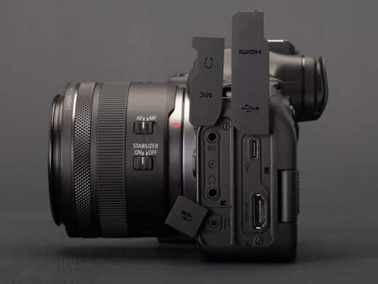 Một nâng cấp vật lý đáng hoan nghênh cho các nhà làm phim chuyên nghiệp là sự thay thế cổng Micro-HDMI (Type D) của R6 Mark II bằng cổng HDMI Full-size (Type A)