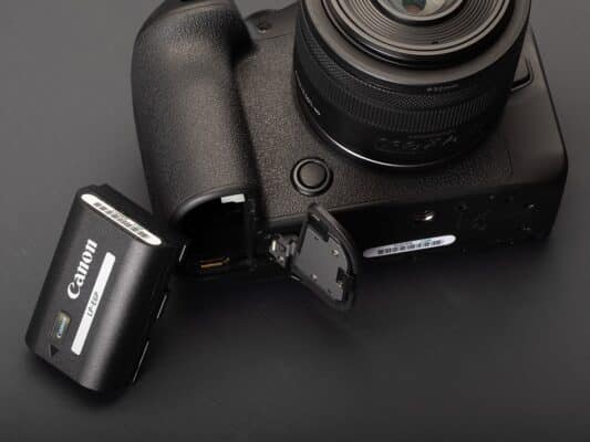 Canon R6 III tương thích với pin LP-E6P nâng cấp, cho phép chụp 620 bức ảnh mỗi lần sạc khi sử dụng màn hình LCD