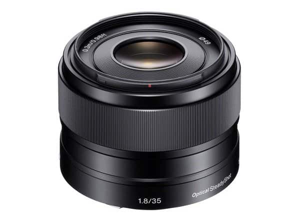 Sony E 35mm f/1.8 OSS là ống kính prime tiêu chuẩn được thiết kế dành riêng cho máy ảnh ngàm E định dạng APS-C của Sony.