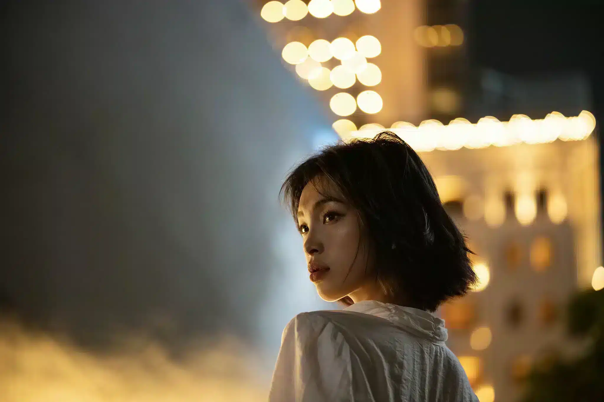 Với khẩu độ tối đa F2.0, Viltrox AF 85mm f/2.0 EVO FE mang lại khả năng thu sáng ấn tượng trong điều kiện ánh sáng yếu và tạo nên hiệu ứng bokeh mịn