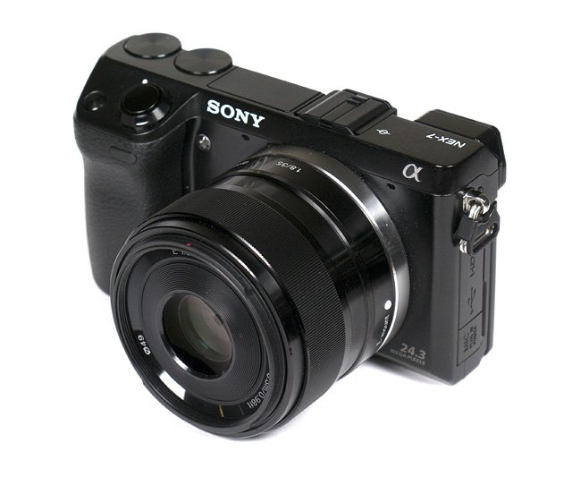 Sony E 35mm f/1.8 OSS là một trong những ống kính prime nhẹ nhất trong hệ APS-C của Sony