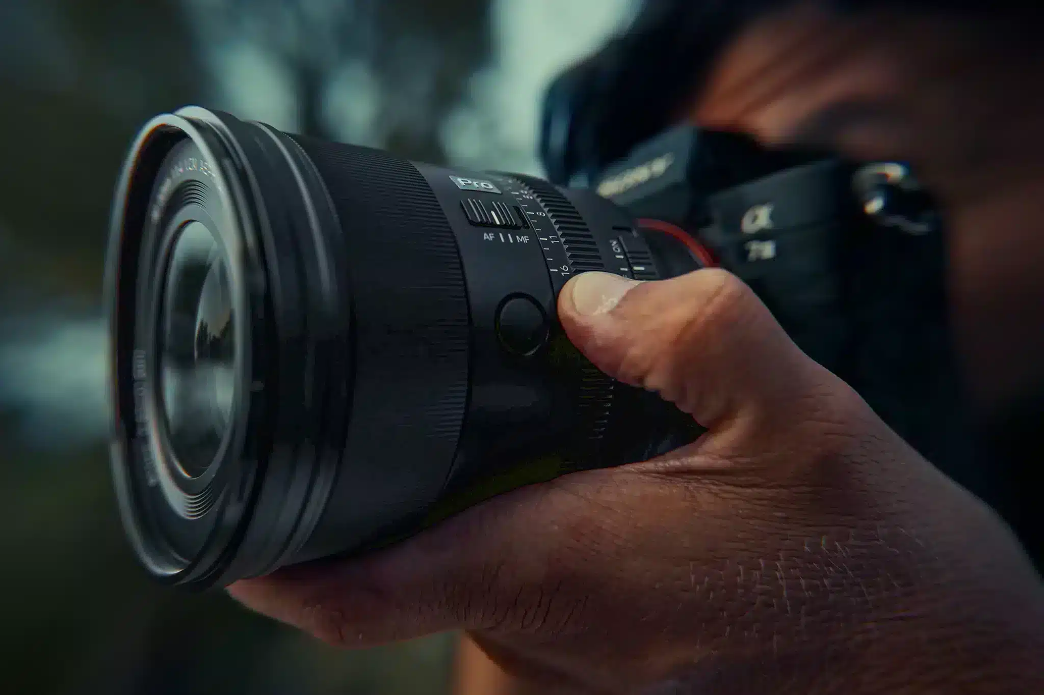 Viltrox AF 50mm f/1.4 Pro FE được gia công hoàn toàn từ hợp kim nhôm nguyên khối, mang lại cảm giác cứng cáp nhưng vẫn sang trọng