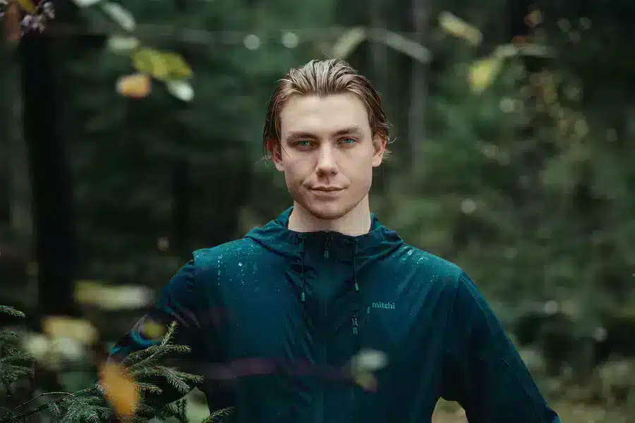 Ống kính tái tạo màu sắc tự nhiên, ánh sáng cân bằng và chi tiết sắc nét, ngay cả khi chụp ngược sáng