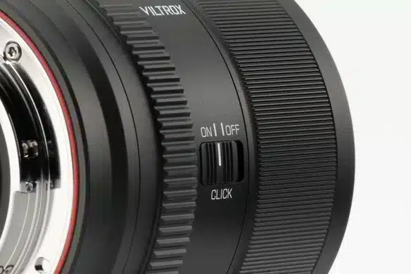 Công tắc CLICK: bật/tắt tiếng “click” của vòng khẩu độ – tối ưu khi quay video