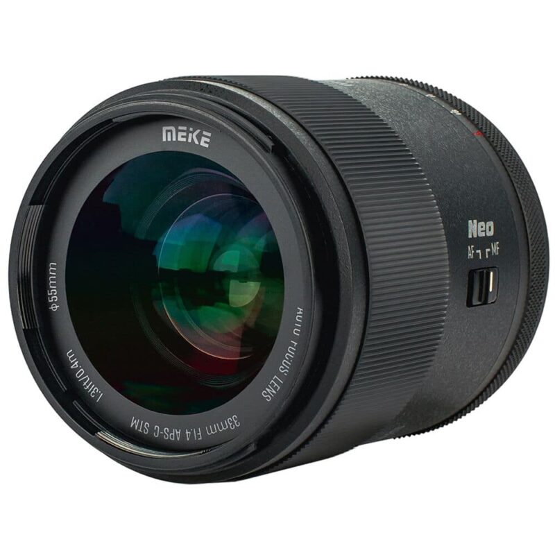 Meike 33mm f/1.4 sở hữu khẩu độ mở lớn f/1.4, cho khả năng thu sáng mạnh mẽ, giúp chụp ảnh rõ nét và sáng ngay cả trong môi trường thiếu sáng.