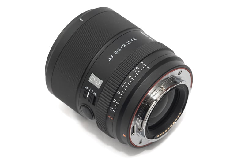 Thân ống kính EVO được làm từ kim loại nguyên khối cao cấp, mang lại cảm giác cầm chắc chắn và sang trọng