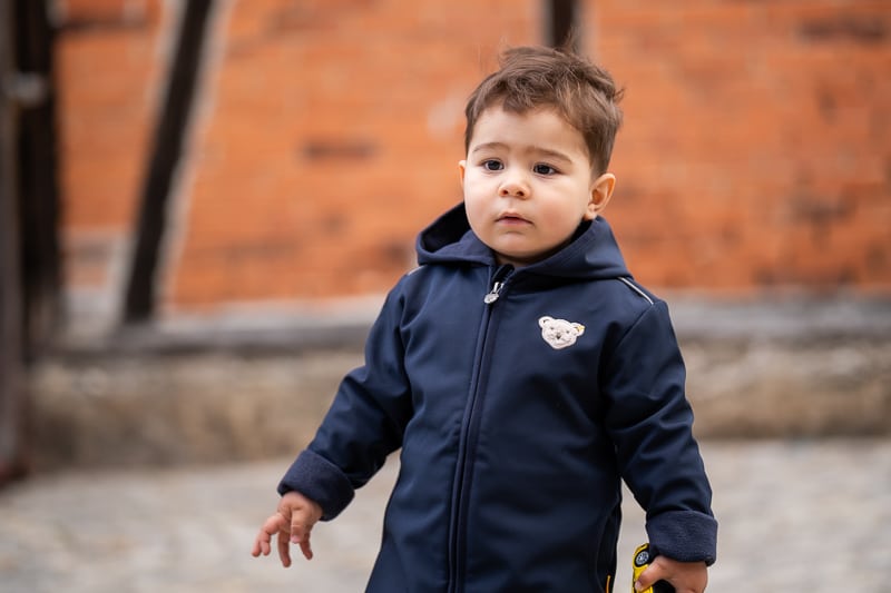 Viltrox 85mm f/2.0 EVO có khoảng cách lấy nét tối thiểu chỉ 0.74m, cho phép chụp cận cảnh linh hoạt hơn