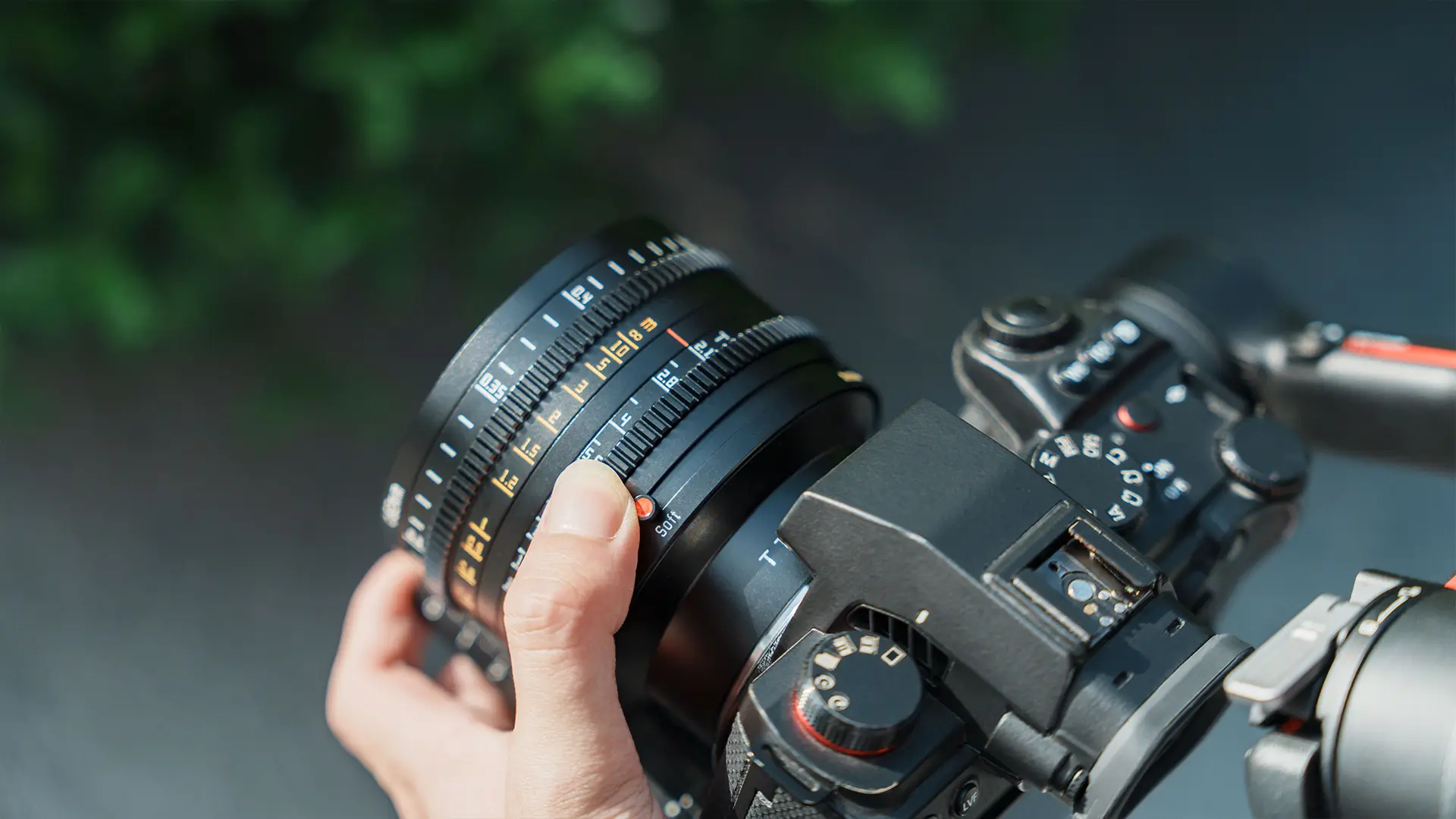 TTArtisan 50mm T2.1 Dual-Bokeh Cine được chế tạo bằng nhôm cấp hàng không, đảm bảo độ bền bỉ, khả năng chống chịu tốt