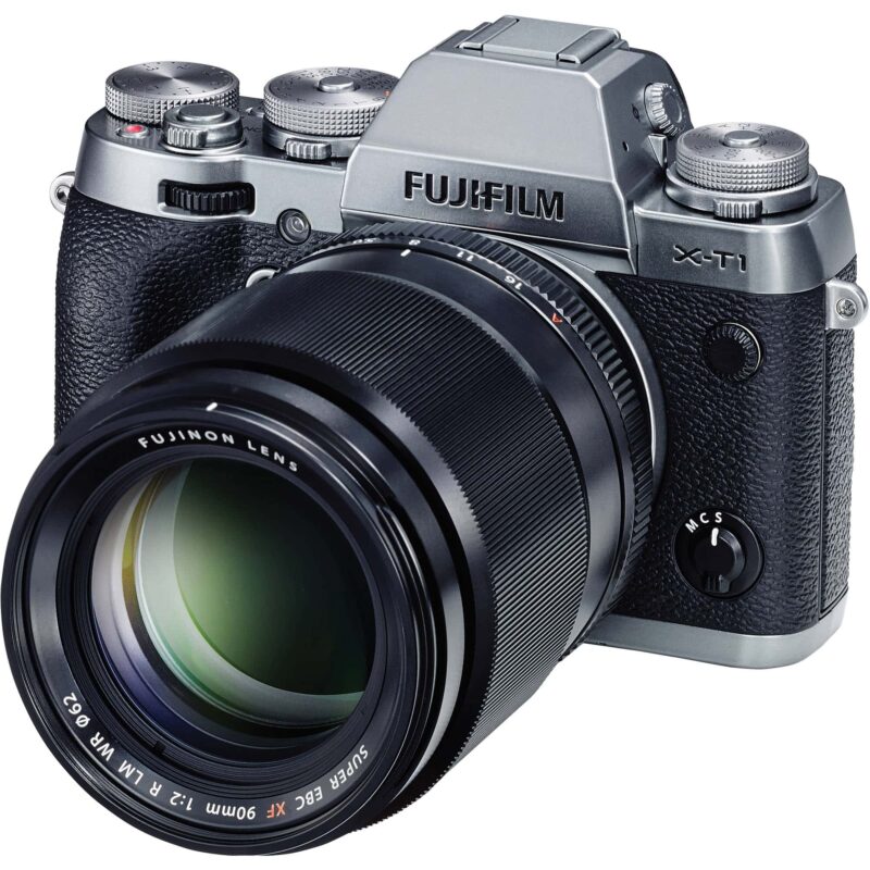 Fujifilm XF 90mm f/2 R LM WR chỉ nặng khoảng 540g, mang lại sự cân bằng tốt khi gắn trên thân máy Fujifilm X