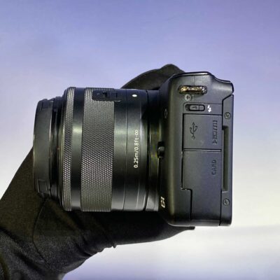 Canon EOS M100 còn cho phép quay video Full HD 1080p ở 60 khung hình/giây, mang đến chất lượng hình ảnh mượt mà, sắc nét