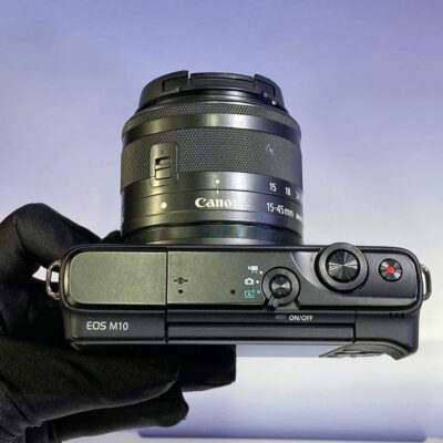 Điểm nổi bật của Canon EOS M100 nằm ở cảm biến APS-C CMOS 24.2MP kết hợp với bộ xử lý hình ảnh DIGIC 7, mang lại hình ảnh sắc nét, chi tiết và màu sắc sống động