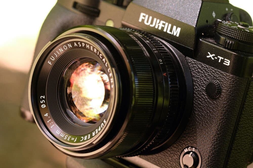 Khẩu độ tối đa f/1.4 giúp Fujifilm XF 35mm f/1.4 R hoạt động hiệu quả trong môi trường ánh sáng yếu
