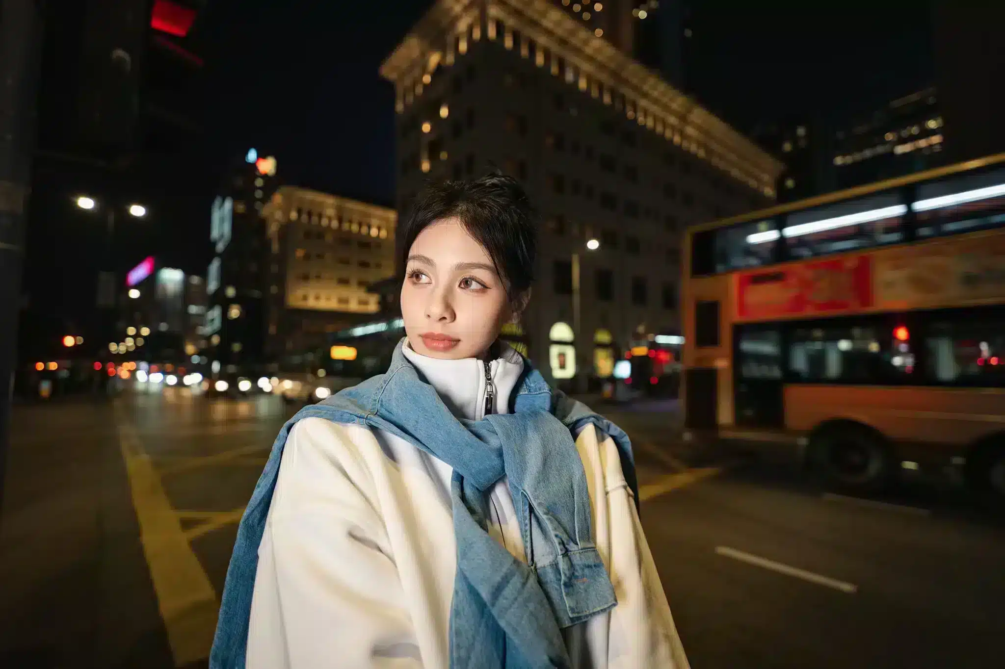 Hiệu ứng bokeh mượt mà giúp tách chủ thể tốt trong các bối cảnh chân dung môi trường