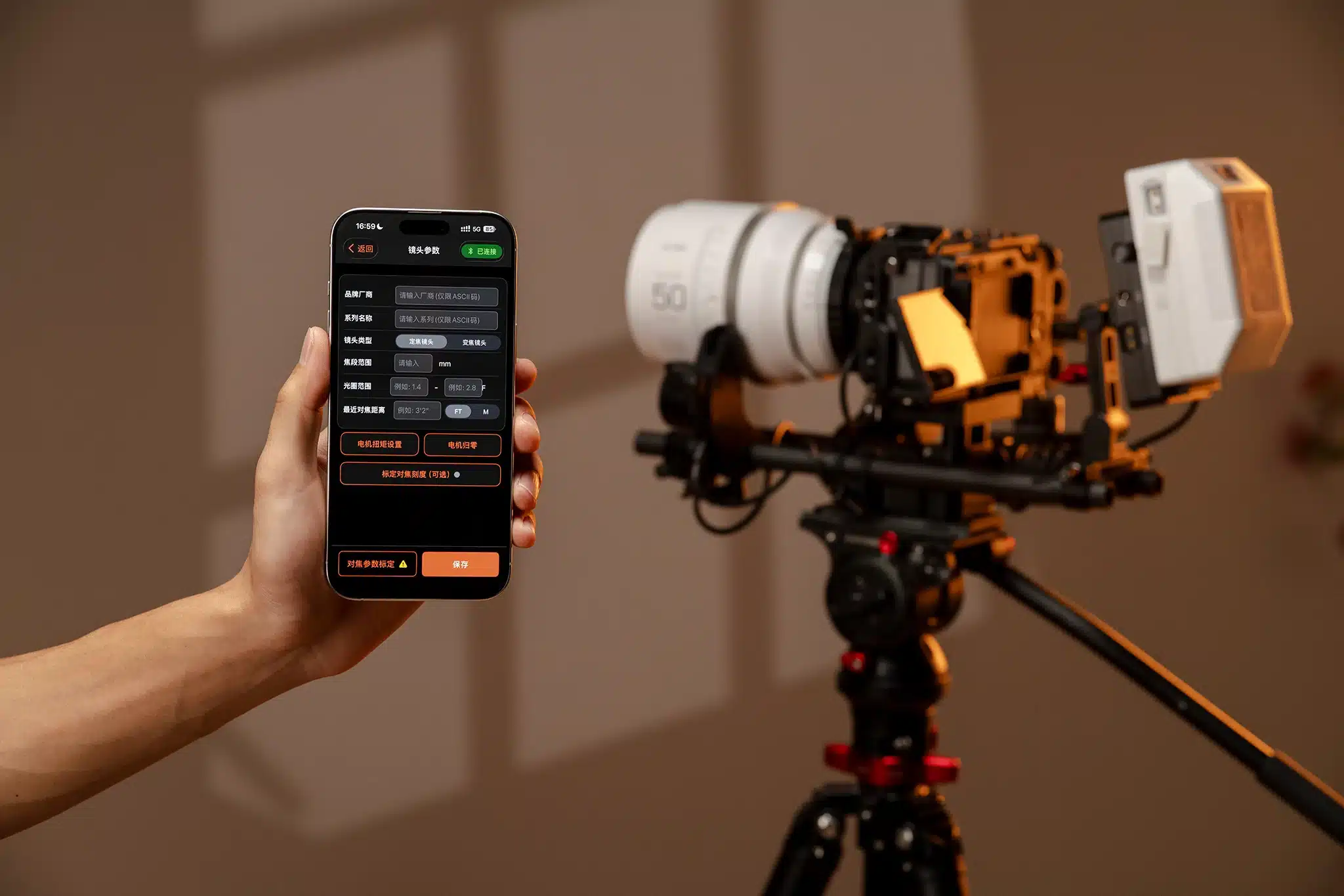 Qua ứng dụng Monitor & Ctrl, NexusFocus F1 cho phép điều khiển nhiều chức năng của ống kính từ xa