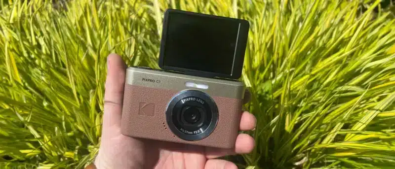 Kodak PIXPRO C1 sử dụng ống kính cố định có tiêu cự tương đương 26mm trên hệ full-frame, đây là mức tiêu cự góc rộng rất phù hợp cho chụp phong cảnh, chụp nhóm hoặc selfie