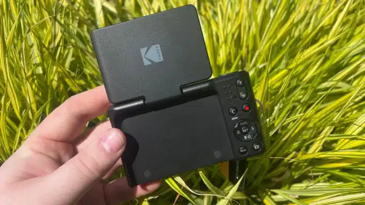Một trong những điểm nổi bật nhất của Kodak PIXPRO C1 chính là màn hình LCD 2.8 inch có khả năng lật lên 180 độ