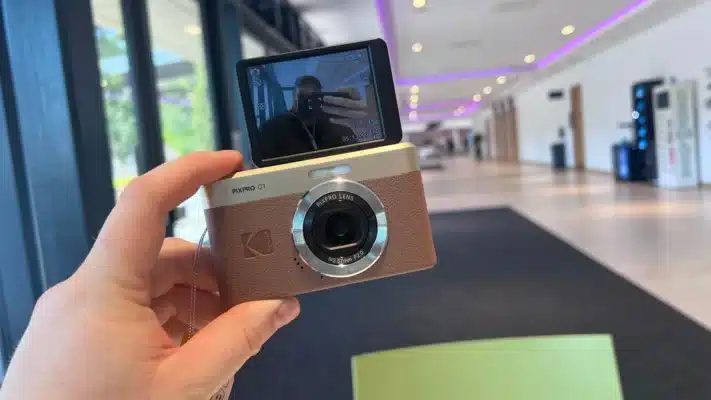 Kodak PIXPRO C1 gây ấn tượng ngay từ cái nhìn đầu tiên nhờ thiết kế mang hơi hướng retro với tông màu nâu cổ điển