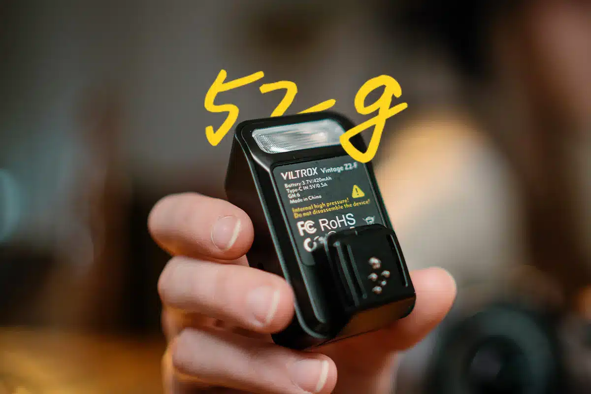 Viltrox Vintage Z2 nổi bật với trọng lượng chỉ 52g, mang lại cảm giác cực kỳ nhẹ nhàng khi gắn trên máy ảnh