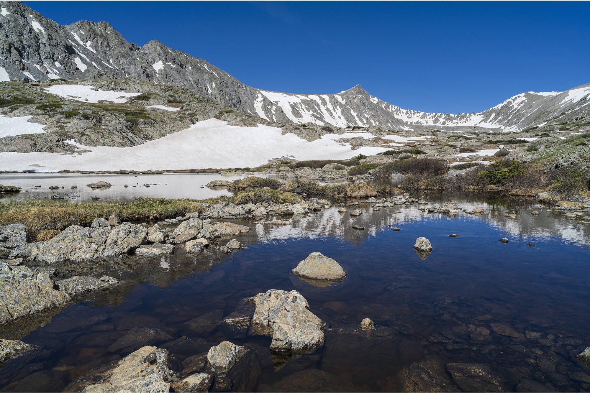 iêu cự 24mm mang lại góc nhìn rộng tự nhiên, phù hợp với nhiều thể loại nhiếp ảnh như phong cảnh, đường phố