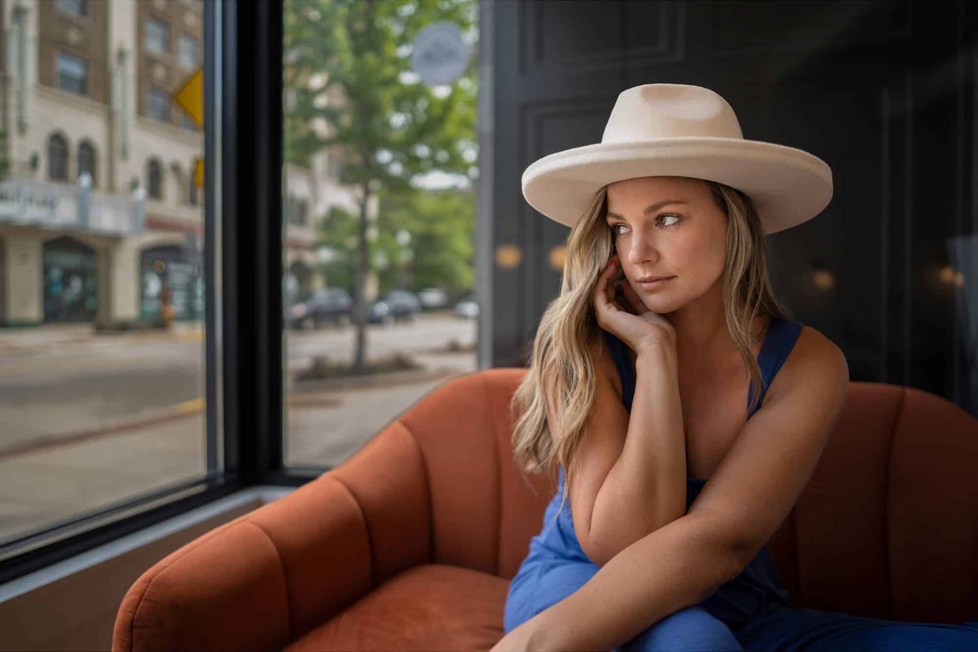 Sigma trang bị cho ống kính lớp phủ Super Multilayer Coating nhằm giảm hiện tượng flare và ghosting khi chụp trong điều kiện ánh sáng mạnh hoặc ngược sáng