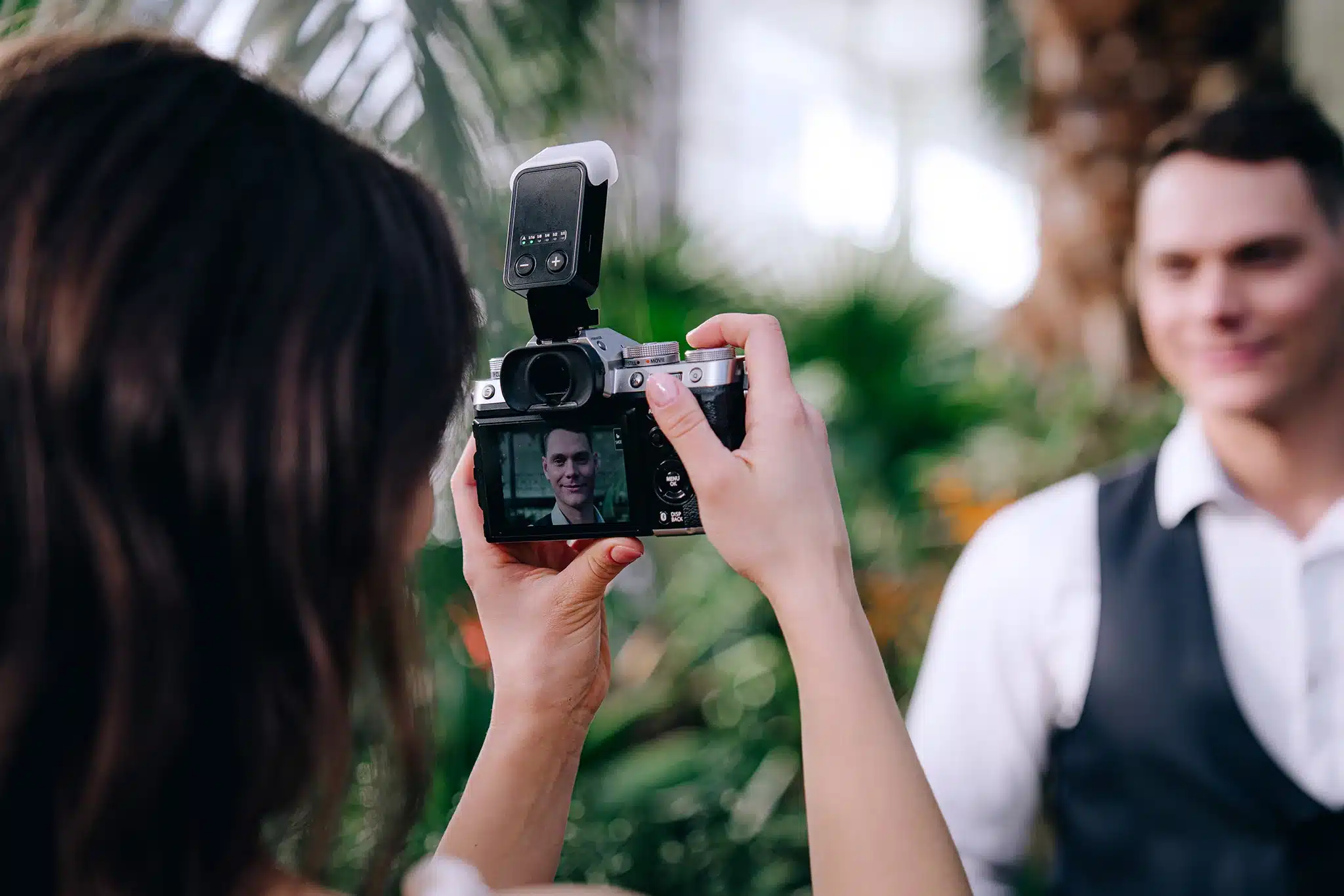 Đèn hỗ trợ chế độ TTL (Through The Lens), cho phép máy ảnh tự động đo sáng và điều chỉnh