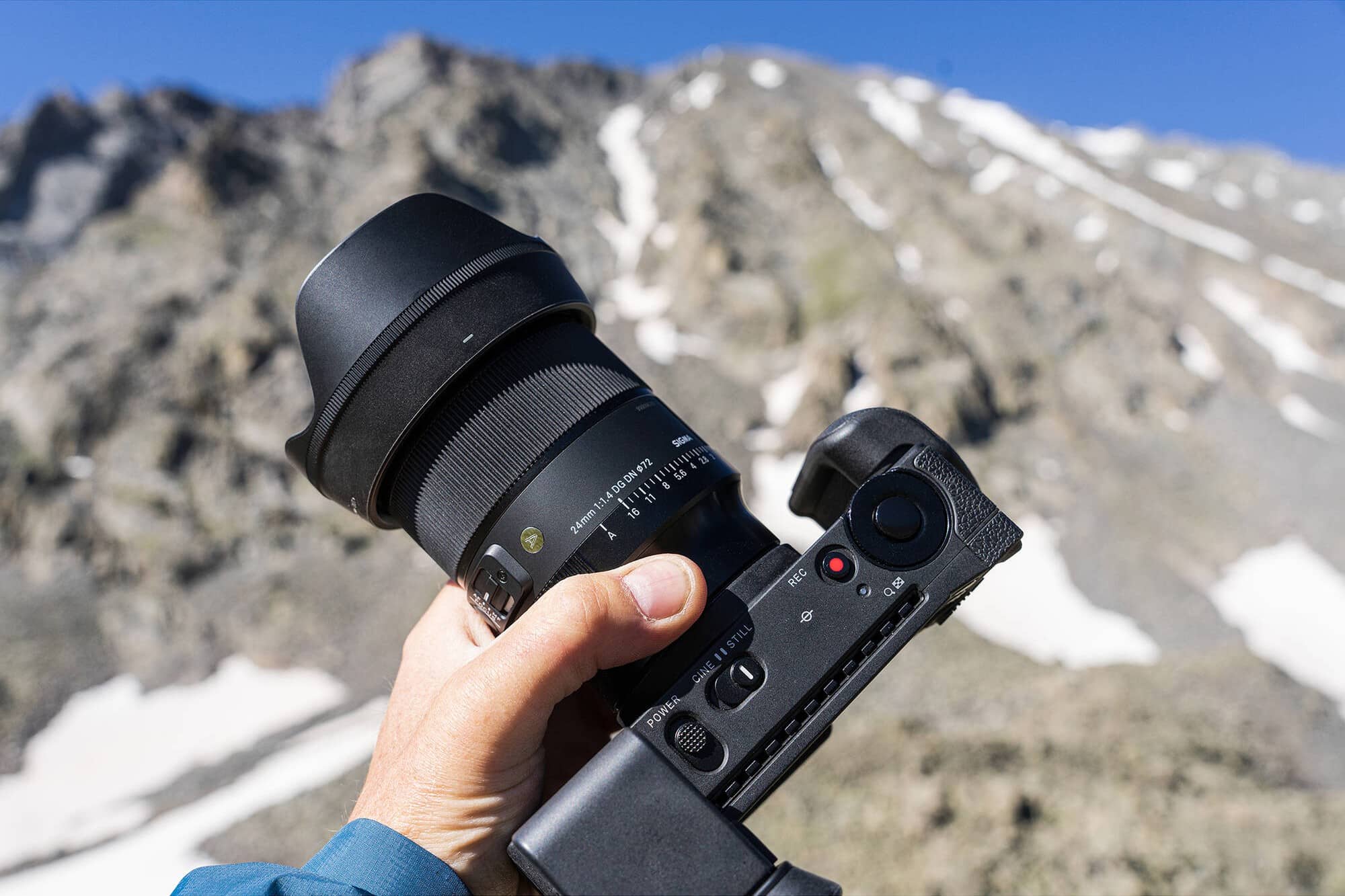 Với trọng lượng khoảng 510g, ống kính mang lại cảm giác cân bằng tốt khi gắn trên các thân máy Sony full-frame như dòng Alpha