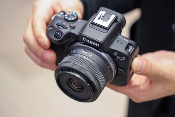 Có nên mua Canon R50 năm 2026?