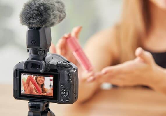 Canon R50 dành cho ai?