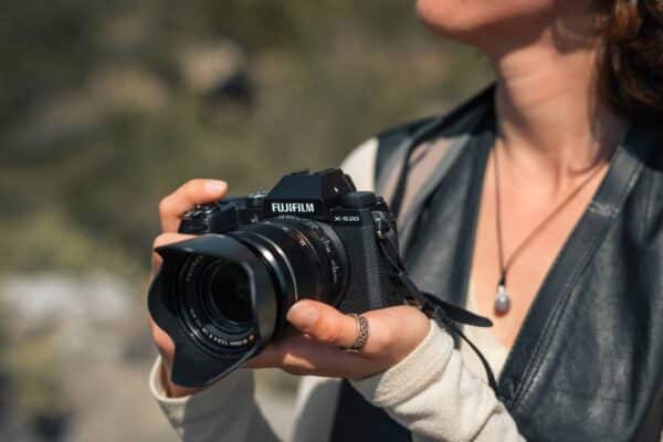 Nên mua Fujifilm X-T50 hay X-S20?