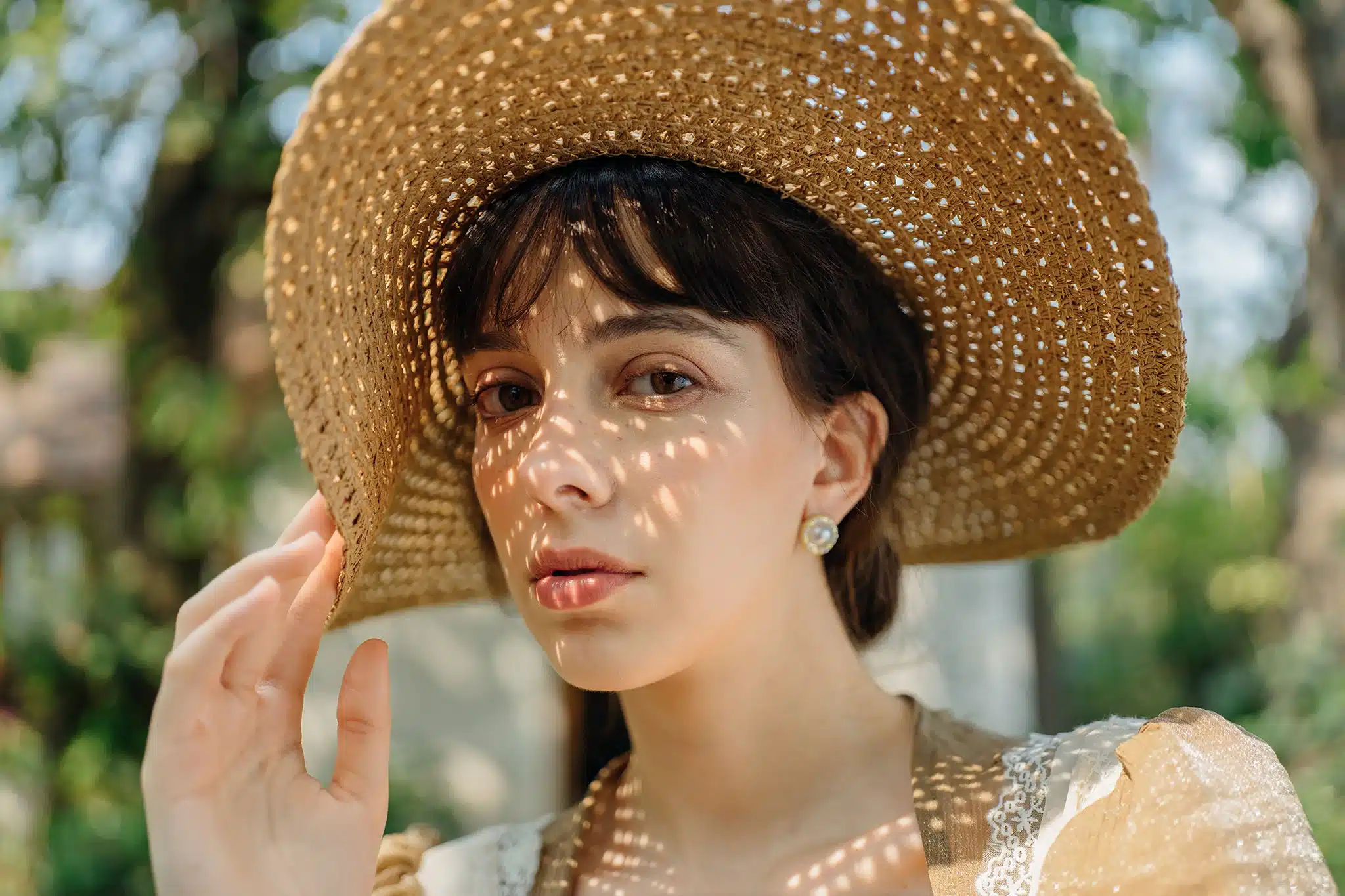 Khẩu độ f/1.8 mang lại khả năng thu sáng vượt trội, cho phép chụp tốt trong môi trường ánh sáng yếu mà không cần đẩy ISO quá cao