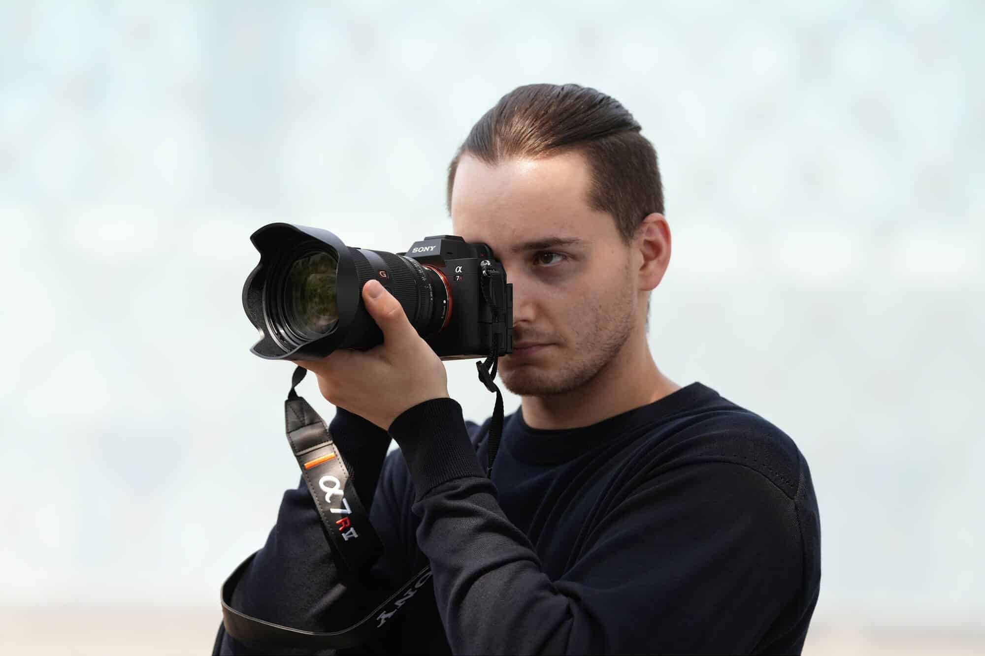 Sony A7R5 sở hữu thiết kế cao cấp với khung hợp kim magie bền bỉ, khả năng chống bụi và chống ẩm tốt