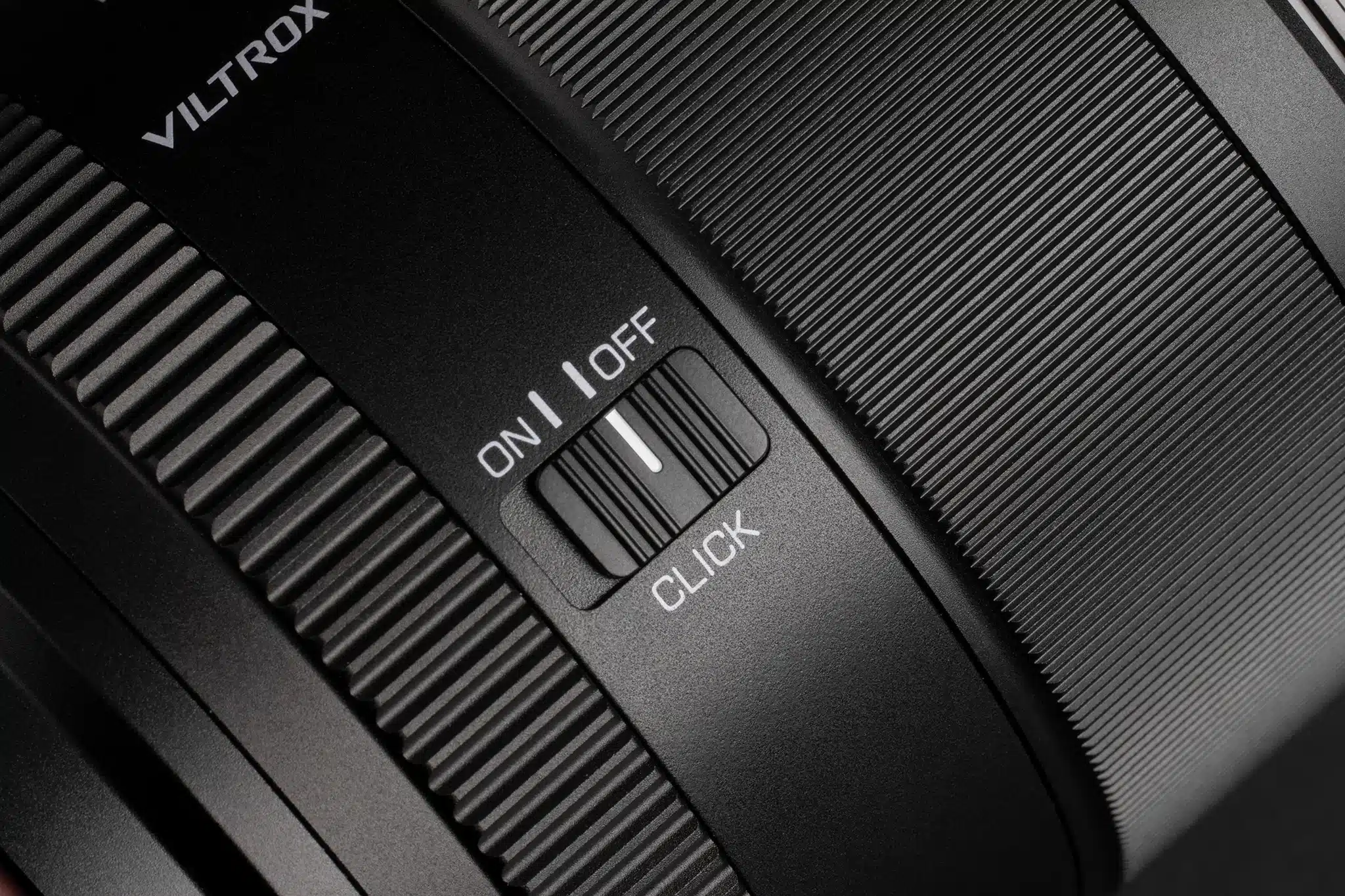 Trang bị các nút điều khiển vật lý như nút Fn, công tắc CLICK và công tắc AF/MF, cho phép thao tác nhanh mà không cần truy cập menu máy ảnh