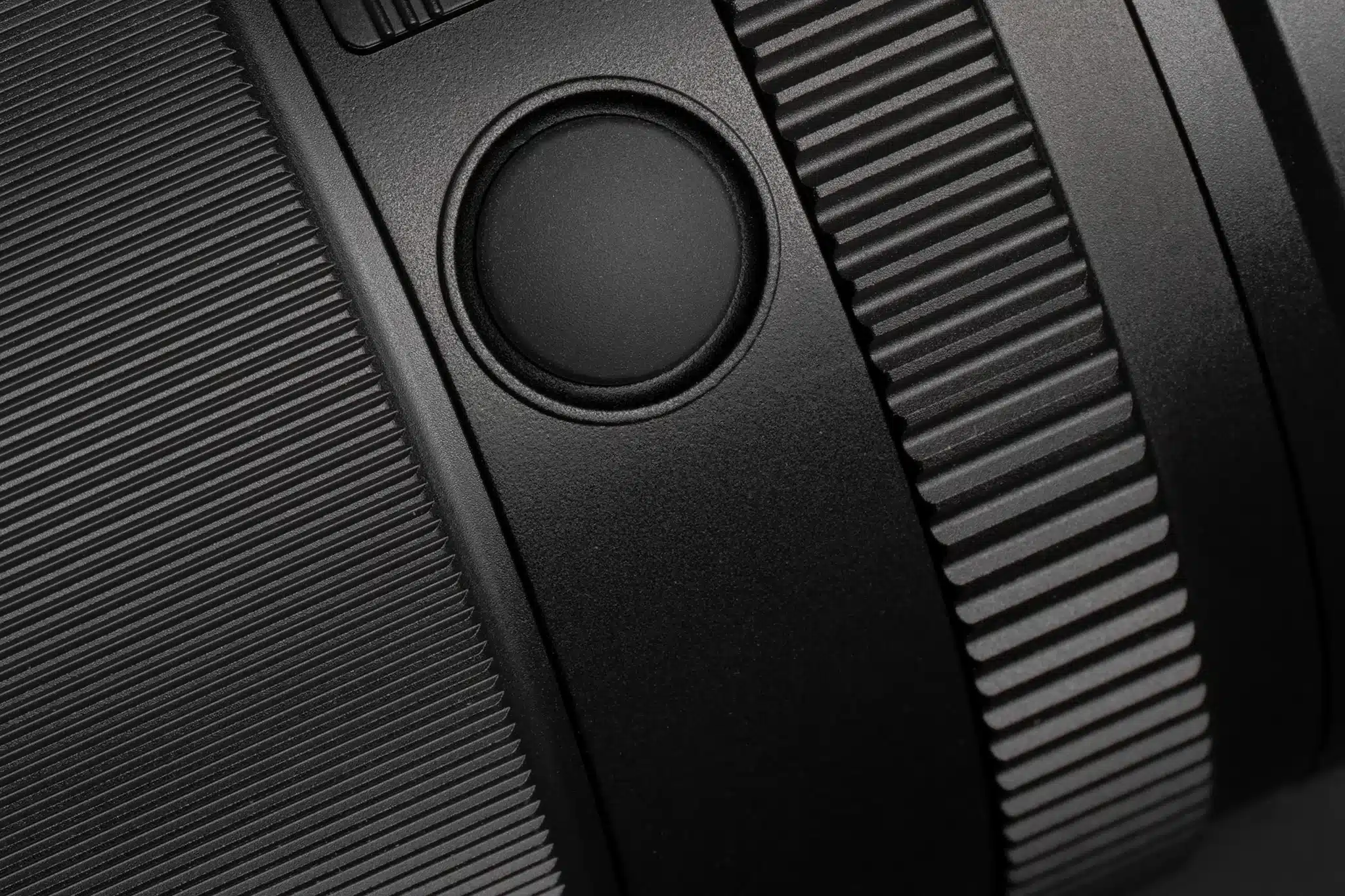 Bố cục điều khiển hợp lý giúp thao tác nhanh chóng, hạn chế phụ thuộc vào menu máy ảnh