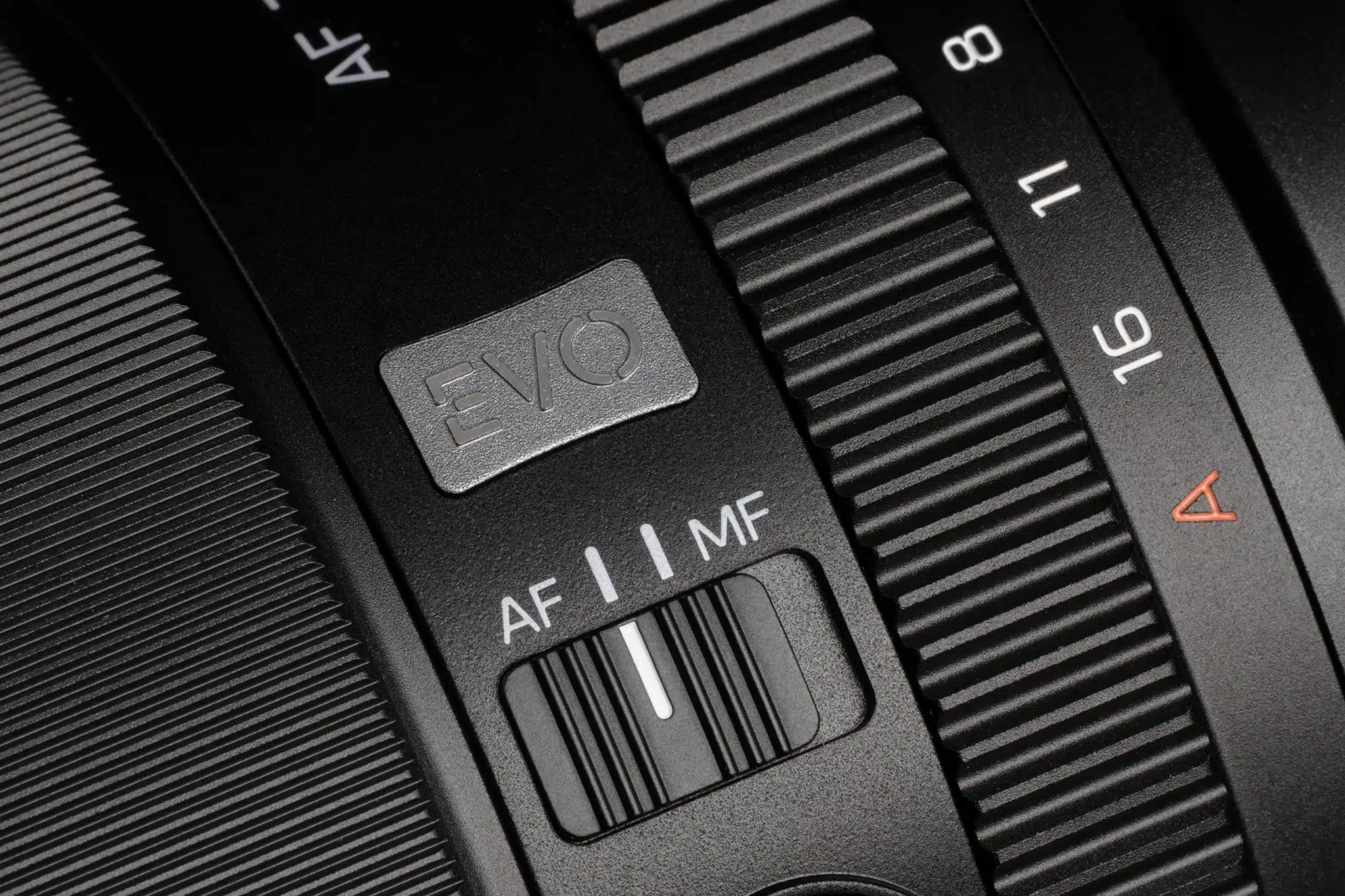 Ống kính được trang bị các nút điều khiển vật lý như Fn, công tắc CLICK và AF/MF, giúp thao tác nhanh chóng mà không cần truy cập menu