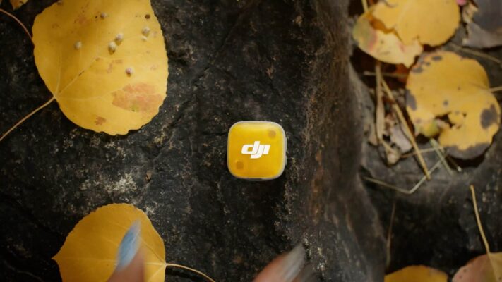 Một trong những điểm nổi bật nhất của DJI Mic Mini 2 chính là thiết kế siêu nhẹ. Với trọng lượng TX chỉ khoảng 11g (khoảng 16g khi gắn nam châm) và RX chỉ 10g, chiếc micro này gần như “invisible” khi gắn trên áo, không gây xệ vải hay lộ rõ trên khung hình.