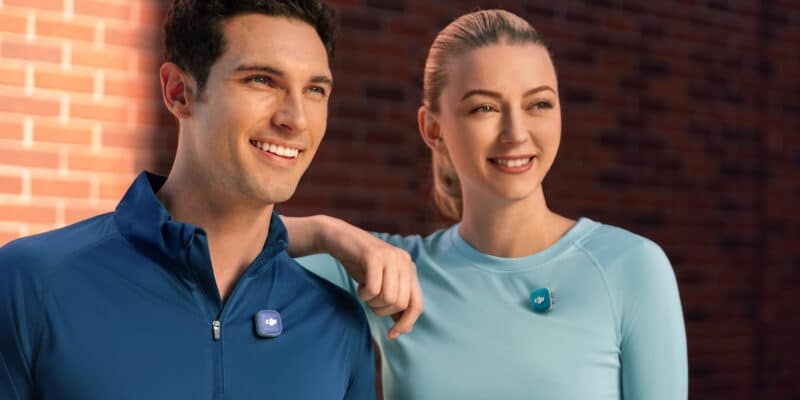 DJI Mic Mini 2 được trang bị cơ chế gắn linh hoạt với hai lựa chọn tiện lợi: nam châm từ tính mạnh và kẹp xoay tháo rời ở mặt sau.