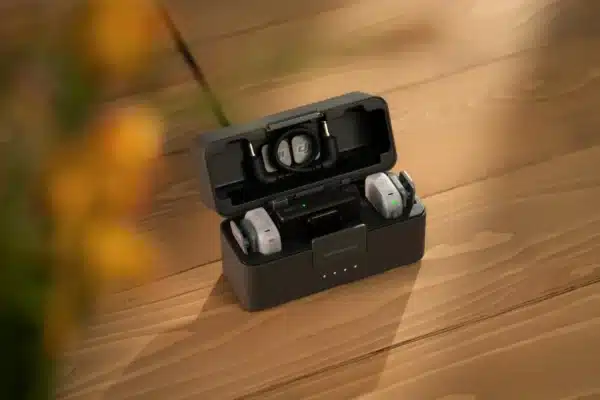 Hộp sạc của DJI Mic Mini 2 được thiết kế all-in-one thông minh, có thể chứa đồng thời 2 transmitter và 1 receiver mà không cần tháo mút gió, kẹp hay nam châm.