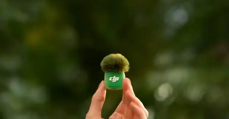 DJI Mic Mini 2 được trang bị nhiều tính năng quản lý năng lượng thông minh, giúp tối ưu thời lượng pin và tăng sự tiện lợi khi sử dụng