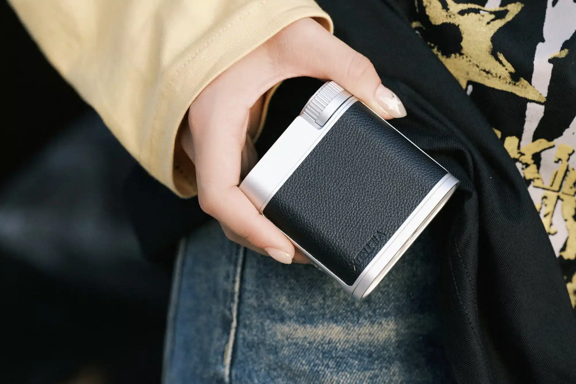 Viltrox Vintage Z1 Pro sở hữu thiết kế mang đậm phong cách retro với lớp hoàn thiện giả da kết hợp các chi tiết kim loại màu bạc