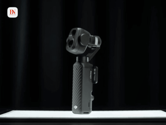 Về tổng thể, DJI Osmo Pocket 4P vẫn được cho là giữ nguyên kiểu thiết kế dạng stick dọc quen thuộc — phong cách đã trở thành dấu ấn riêng của dòng Pocket từ trước đến nay.