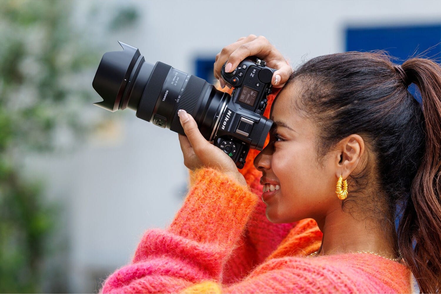 Dù sở hữu khẩu độ f/2.8 cố định, Tamron 35-100mm f/2.8 Di III VXD vẫn duy trì thiết kế khá nhỏ gọn và nhẹ chỉ khoảng 565g