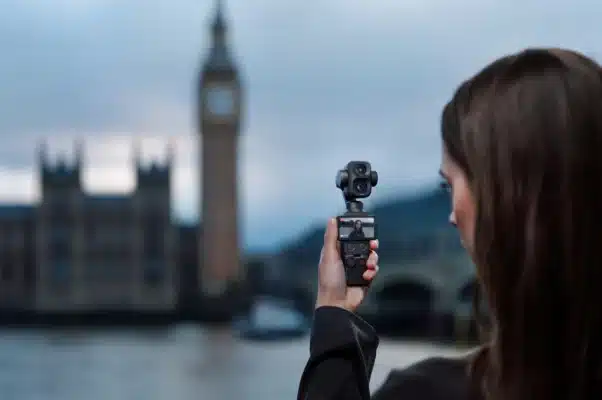 Tiếp nối thế mạnh của dòng Pocket, DJI Osmo Pocket 4P tiếp tục sử dụng hệ thống chống rung cơ học 3 trục giúp giảm rung lắc hiệu quả trong quá trình di chuyển hoặc quay cầm tay