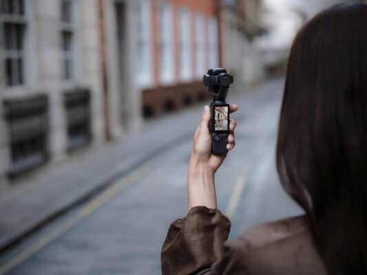 DJI Osmo Pocket 4P cho phép chuyển nhanh giữa các mức zoom thông qua joystick hoặc phím điều khiển ngay trên màn hình cảm ứng