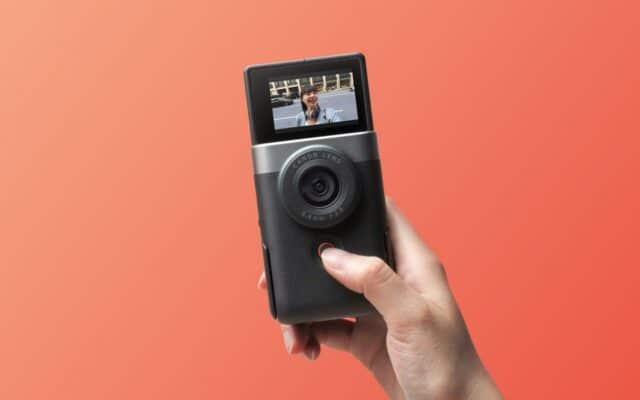 Canon PowerShot V10 được tích hợp micro stereo chất lượng cao giúp thu âm rõ ràng, tự nhiên hơn đáng kể so với smartphone thông thường