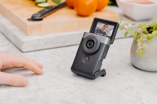 Điểm thu hút đầu tiên của PowerShot V10 chính là thiết kế cực kỳ nhỏ gọn